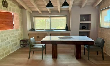CASA EN VENTA CON AMPLIOS JARDINES Y AGUA ABUNDANTE EN VALLE DE BRAVO