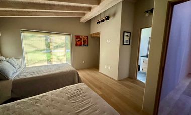 CASA EN VENTA CON AMPLIOS JARDINES Y AGUA ABUNDANTE EN VALLE DE BRAVO