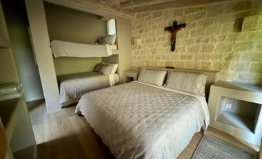 CASA EN VENTA CON AMPLIOS JARDINES Y AGUA ABUNDANTE EN VALLE DE BRAVO