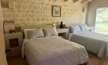 CASA EN VENTA CON AMPLIOS JARDINES Y AGUA ABUNDANTE EN VALLE DE BRAVO