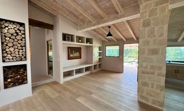 CASA EN VENTA CON AMPLIOS JARDINES Y AGUA ABUNDANTE EN VALLE DE BRAVO