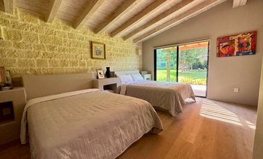 CASA EN VENTA CON AMPLIOS JARDINES Y AGUA ABUNDANTE EN VALLE DE BRAVO