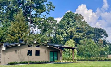 CASA EN VENTA CON AMPLIOS JARDINES Y AGUA ABUNDANTE EN VALLE DE BRAVO