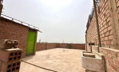 Casa De 3 Pisos En Av De Doble Via En San Pedro - Carabayllo