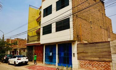 Casa De 3 Pisos En Av De Doble Via En San Pedro - Carabayllo