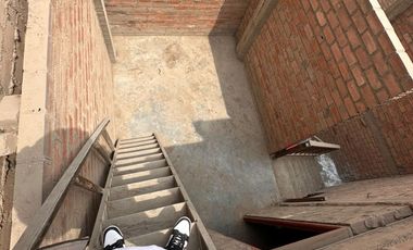 Casa De 3 Pisos En Av De Doble Via En San Pedro - Carabayllo