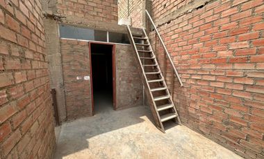 Casa De 3 Pisos En Av De Doble Via En San Pedro - Carabayllo