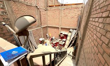 Casa De 3 Pisos En Av De Doble Via En San Pedro - Carabayllo