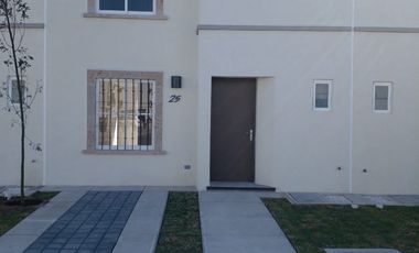 CASA EN RENTA SEMINUEVA