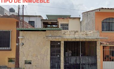 Casa con todos los servicios, excelente ubicación y bien comunicada; adquiérala con la garantía de un Remate Bancario.