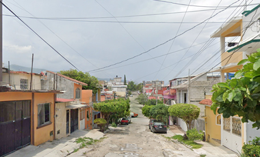Casa con todos los servicios, excelente ubicación y bien comunicada; adquiérala con la garantía de un Remate Bancario.