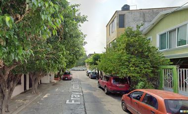 Adquiera casa con todos servicios y bien comunicado. Remate bancario en su última etapa de adjudicación.