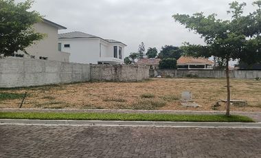 Terreno de venta en el km 2.5 de la Vía a Samborondón, 433,36 m2.