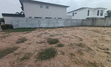 Terreno de venta en el km 2.5 de la Vía a Samborondón, 433,36 m2.