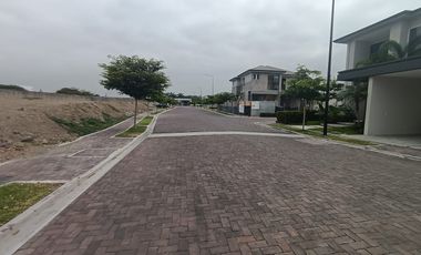 Terreno de venta en el km 2.5 de la Vía a Samborondón, 433,36 m2.