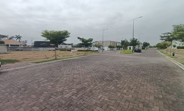 Terreno de venta en el km 2.5 de la Vía a Samborondón, 433,36 m2.