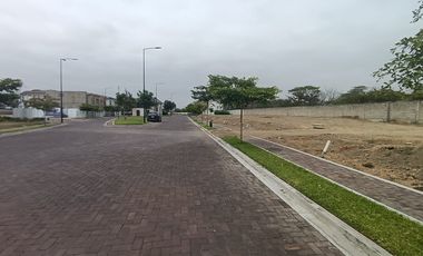 Terreno de venta en el km 2.5 de la Vía a Samborondón, 433,36 m2.