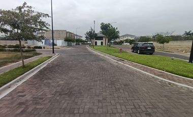 Terreno de venta en el km 2.5 de la Vía a Samborondón, 433,36 m2.