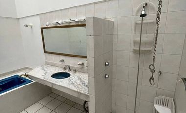 HERMOSA CASA EN VENTA EN LA EXCLUSIVA ZONA DE EXPO GUADALAJARA