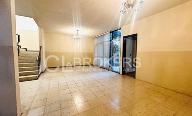 CASA EN MONUMENTAL