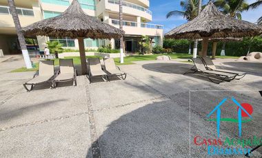 Departamento de playa con terraza y vista frontal al mar