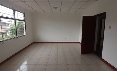 Alquiler de Casa con uso de suelo comercial en Garzota