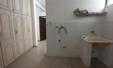 Alquiler de Casa con uso de suelo comercial en Garzota