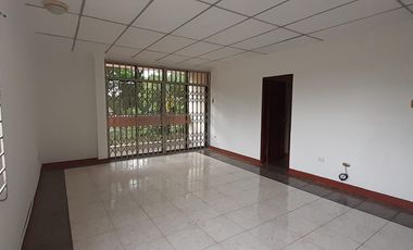 Alquiler de Casa con uso de suelo comercial en Garzota