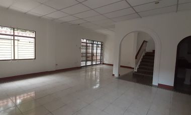 Alquiler de Casa con uso de suelo comercial en Garzota