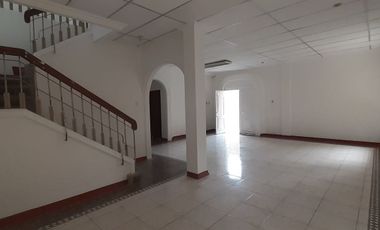Alquiler de Casa con uso de suelo comercial en Garzota