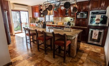 Casa de Lujo en venta con Alberca, amplio jardin y terrazas, ideal para hotel boutique en Centro Historico