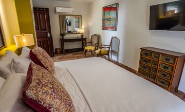 Casa de Lujo en venta con Alberca, amplio jardin y terrazas, ideal para hotel boutique en Centro Historico