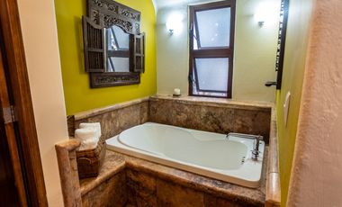 Casa de Lujo en venta con Alberca, amplio jardin y terrazas, ideal para hotel boutique en Centro Historico