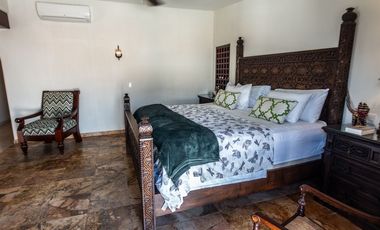 Casa de Lujo en venta con Alberca, amplio jardin y terrazas, ideal para hotel boutique en Centro Historico