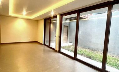 CASA MODERNA POR ESTRENAR EN CUMBAYÁ. SECTOR SANTA INÉS. VÍA PILLAGUA.