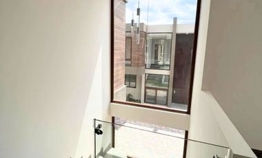 CASA MODERNA POR ESTRENAR EN CUMBAYÁ. SECTOR SANTA INÉS. VÍA PILLAGUA.