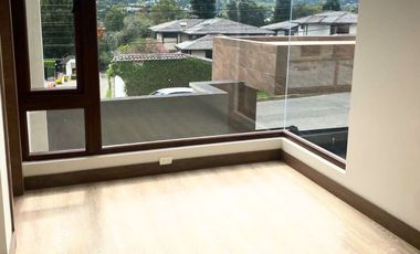 CASA MODERNA POR ESTRENAR EN CUMBAYÁ. SECTOR SANTA INÉS. VÍA PILLAGUA.