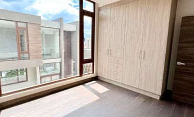 CASA MODERNA POR ESTRENAR EN CUMBAYÁ. SECTOR SANTA INÉS. VÍA PILLAGUA.