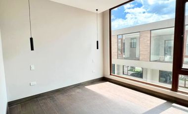 CASA MODERNA POR ESTRENAR EN CUMBAYÁ. SECTOR SANTA INÉS. VÍA PILLAGUA.