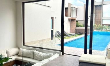 CASA MODERNA POR ESTRENAR EN CUMBAYÁ. SECTOR SANTA INÉS. VÍA PILLAGUA.