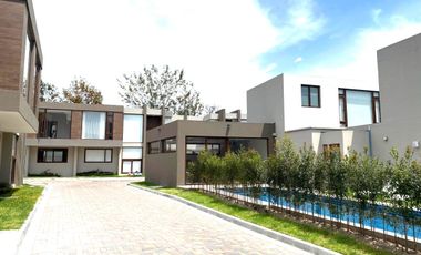CASA MODERNA POR ESTRENAR EN CUMBAYÁ. SECTOR SANTA INÉS. VÍA PILLAGUA.