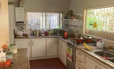 SE VENDE CASA DE DOS PISOS EN EXCELENTE UBICACIÓN ESPACIOSA Y CONFORTABLE