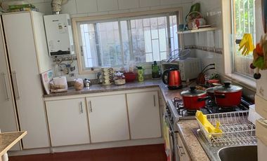 SE VENDE CASA DE DOS PISOS EN EXCELENTE UBICACIÓN ESPACIOSA Y CONFORTABLE