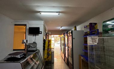 SE VENDE PROPIEDAD CON ALMACEN