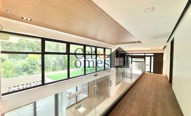 Modern Elegance: Newly Constructed 10-Bedroom Home for Sale in Maria Luisa Estate Park