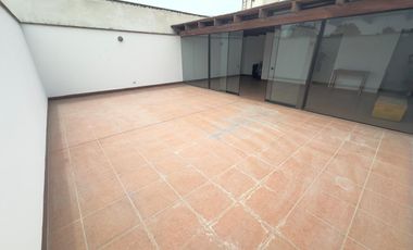 Venta de penthouse duplex frente a alameda en Chacarilla, Surco