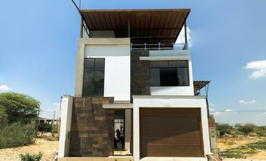 VENDO CASA DE ESTRENO DE TRES PISOS EN BOULEVARD PARK PLAZA, CASTILLA