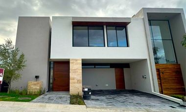 SE VENDE casa en Lomas del Molino