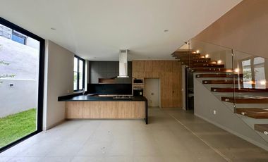 SE VENDE casa en Lomas del Molino