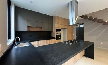 SE VENDE casa en Lomas del Molino